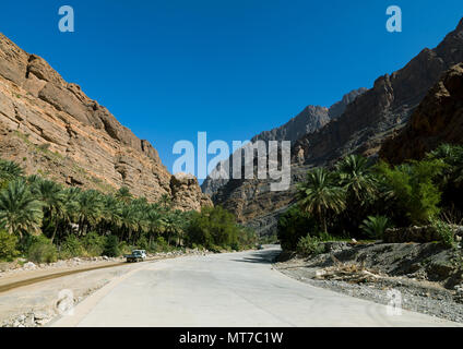 Chariot sur la route dans un wadi Al Hajar, Montagnes, Bilad Sayt, Oman Banque D'Images