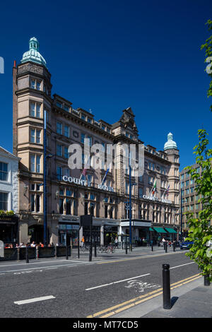Vue d'été de jour du County Hotel à Newcastle upon Tyne et Wear, Angleterre Banque D'Images