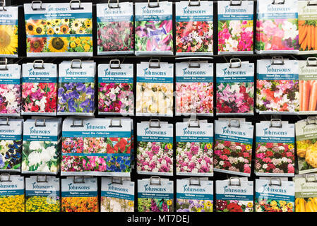 Sachets de graines de fleurs en vente dans un centre jardin. Banque D'Images