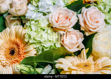Roses et Marguerites Gerbera Fleurs Mariage Bouquet Banque D'Images