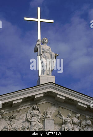 Saint Helena (Drapanum, ch. 250-Rome, ch. 330). L'Impératrice Consort de l'Empire romain. Statue du Saint tenant la croix, par le sculpteur Kazimierz Jelski . Cathédrale de Vilnius (1777). La Lituanie. Banque D'Images