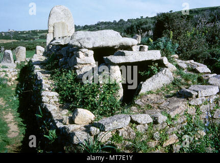 Tombe du géant de Coddu Vecchiu. Monument funéraire nuragiques, près d'Arzachena. Le site constists d'une stèle en pierre, une galerie et des mégalithes tombe. Fosse commune pour les notables de la Gens. Sardaigne, Italie. L'Âge du Bronze. 2500 BC. Banque D'Images