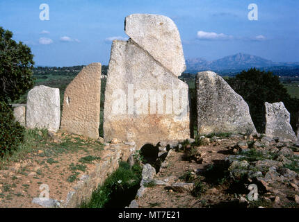 Tombeau du géant. Li Lolghi. Monument funéraire nuragiques, près d'Arzachena. Monument construit au milieu de l'âge de bronze. Fosse commune pour les notables de la Gens. Ces monuments ont été construits sur l'île principalement par les nuraghi, constructeurs de 1900 BC jusqu'à l'invasion par Carthage. Sardaigne, Italie. Banque D'Images