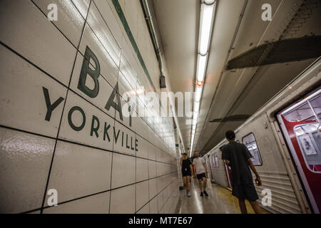 la station lower bay de toronto est une station de métro active et c'est un lieu populaire de tournage de films et de films Banque D'Images