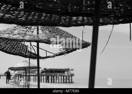 Vieux Noir Et Blanc Avec Trou De Parasol Sur La Plage