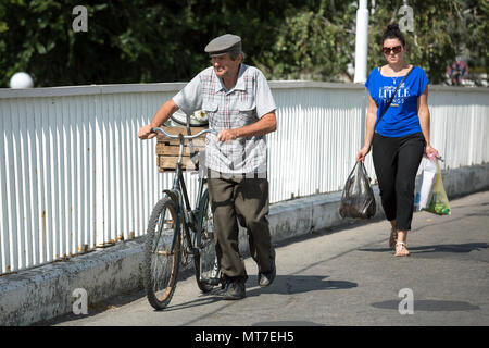 26.08.2016, la Moldavie, la Transnistrie, Tiraspol - les gens sur le pont sur le Dnister, derrière le gouvernement et le parlement et l'Georgskapelle. La Transnistrie est une république moldave sous l'influence de la Russie à l'est de la rivière Dnister. La région s'est séparée de la Moldavie en 1992 et n'est pas reconnu par aucun autre pays. Même la fédération-entité dépendante est connu comme le Transdnestrovian Pridnestrovkaja Moldavskaja (République Moldave Respublika / PMR). Tiraspol est la capitale. 00A160826D249CAROEX.JPG - pas à vendre dans la région de G E R M A N Y, A U S T R I A, S W I T Z E R L A N D [communiqué de modèle Banque D'Images