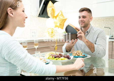 Homme heureux de faire cadeau pour femme bien-aimé Banque D'Images