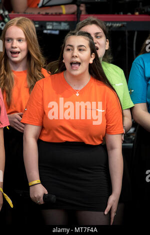 Les enfants de Parrs Wood High School Choir chanter durant le concert chorale Concert de Manchester se souvenir des victimes de l'arène à la bombe à Manchester, Angleterre, le 22 mai 2018. Le prince William et le Premier ministre britannique Theresa peuvent se joindre à d'autres politiciens, ainsi que les membres de la famille de ceux qui ont été tués, et les premiers intervenants sur les lieux de l'attaque terroriste, alors que des milliers de personnes se sont réunies à Manchester mardi sur le premier anniversaire d'une attaque terroriste dans la ville qui a laissé 22 morts. Banque D'Images