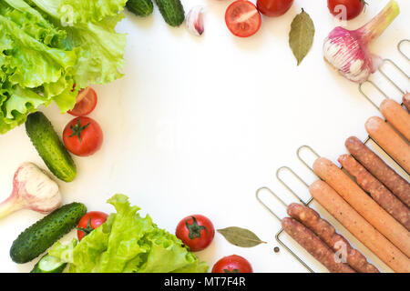 Salade de légumes frais et sain et crues pour barbecue. La laitue verte brute, verts, tomates sur comptoir blanc. Vue d'en haut. Copier l'espace. L'alimentation Banque D'Images