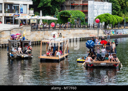 Allemagne, Berlin-Mitte, 27 mai 2017. L'AfD protestation anti bateau sur la Spree pour contrer l'AfD à l'échelle de démonstration. Banque D'Images