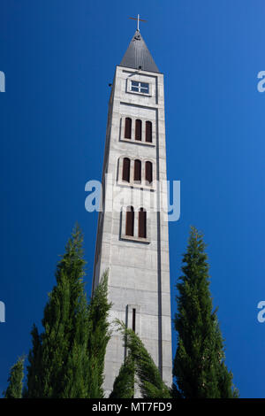 Le campanile de Saint Pierre et Paul l'église des Franciscains, à Mostar (Bosnie-Herzégovine). Anéantis en 1992, l'église a été reconstruit depuis, Banque D'Images