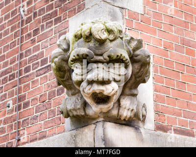 Statue, détails sur façade d'hôtel de ville dans le centre historique de la vieille ville de Bolsward, Frise, Pays-Bas Banque D'Images