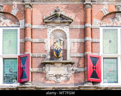 Armoiries sur façade de l'hôtel de ville dans la vieille ville historique de Bolsward, Frise, Pays-Bas Banque D'Images