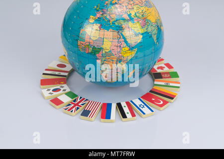 Globe avec les drapeaux du monde. Photo conceptuelle, communauté mondiale Banque D'Images