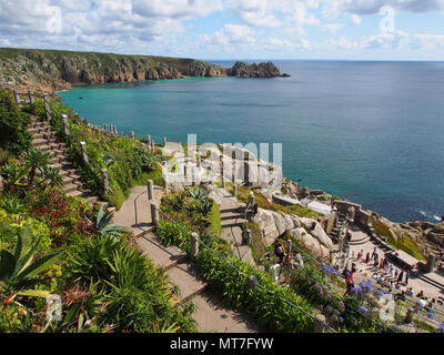 Vue sur le Minack Theatre, qui a été créé à partir de la falaise par Rowena Cade avec juste l'aide de son jardinier. Situé à Cornwall, Angleterre, Royaume-Uni. Banque D'Images