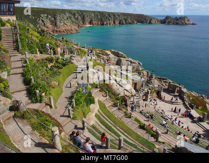 Vue sur le Minack Theatre, qui a été créé à partir de la falaise par Rowena Cade avec juste l'aide de son jardinier. Situé à Cornwall, Angleterre, Royaume-Uni. Banque D'Images