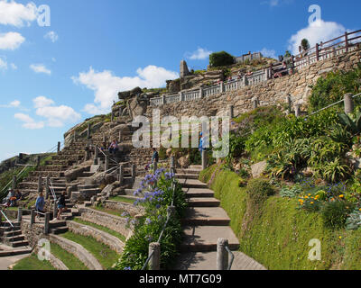 Vue sur les terrasses et jardins à l'Théâtre Minack Theatre à Cornwall, Angleterre, Royaume-Uni, creusées à même la falaise par Rowena Cade. Banque D'Images