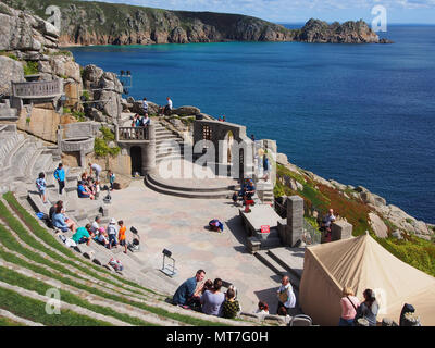 Vue sur le Minack Theatre, qui a été créé à partir de la falaise par Rowena Cade avec juste l'aide de son jardinier. Situé à Cornwall, Angleterre, Royaume-Uni. Banque D'Images