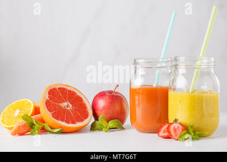 Jus de fruits multicolores smoothie ou dans des bocaux en verre et les ingrédients. Vie saine slyle concept. Banque D'Images