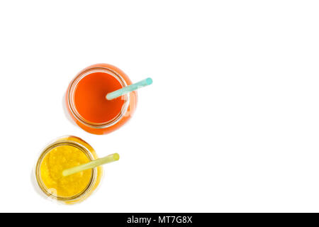 Jus de fruits multicolores ou smoothies en pots de verre. Vue de dessus, isolé sur fond blanc. Banque D'Images