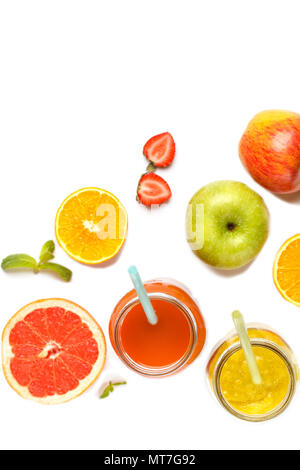 Jus de fruits multicolores ou smoothies en pots de verre. Vue de dessus, isolé sur fond blanc. Banque D'Images