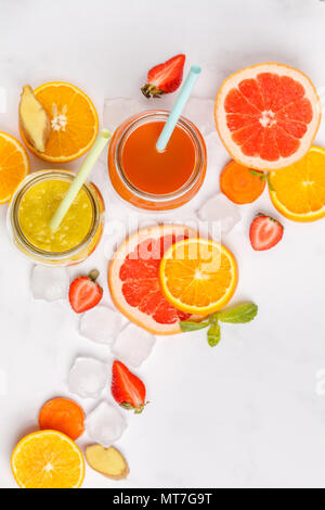 Jus de fruits multicolores ou smoothies en pots de verre. Vue de dessus, isolé sur fond blanc. Banque D'Images