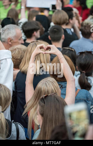 La foule s'symboles avec leurs mains au cours de l'ensemble concert choeur de Manchester se souvenir des victimes de l'arène à la bombe à Manchester, Angleterre, le 22 mai 2018. Le prince William et le Premier ministre britannique Theresa peuvent se joindre à d'autres politiciens, ainsi que les membres de la famille de ceux qui ont été tués, et les premiers intervenants sur les lieux de l'attaque terroriste, alors que des milliers de personnes se sont réunies à Manchester mardi sur le premier anniversaire d'une attaque terroriste dans la ville qui a laissé 22 morts. Banque D'Images