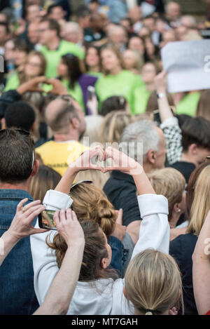 La foule s'symboles avec leurs mains au cours de l'ensemble concert choeur de Manchester se souvenir des victimes de l'arène à la bombe à Manchester, Angleterre, le 22 mai 2018. Le prince William et le Premier ministre britannique Theresa peuvent se joindre à d'autres politiciens, ainsi que les membres de la famille de ceux qui ont été tués, et les premiers intervenants sur les lieux de l'attaque terroriste, alors que des milliers de personnes se sont réunies à Manchester mardi sur le premier anniversaire d'une attaque terroriste dans la ville qui a laissé 22 morts. Banque D'Images