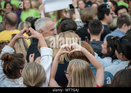 La foule s'symboles avec leurs mains au cours de l'ensemble concert choeur de Manchester se souvenir des victimes de l'arène à la bombe à Manchester, Angleterre, le 22 mai 2018. Le prince William et le Premier ministre britannique Theresa peuvent se joindre à d'autres politiciens, ainsi que les membres de la famille de ceux qui ont été tués, et les premiers intervenants sur les lieux de l'attaque terroriste, alors que des milliers de personnes se sont réunies à Manchester mardi sur le premier anniversaire d'une attaque terroriste dans la ville qui a laissé 22 morts. Banque D'Images