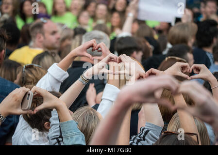 La foule s'symboles avec leurs mains au cours de l'ensemble concert choeur de Manchester se souvenir des victimes de l'arène à la bombe à Manchester, Angleterre, le 22 mai 2018. Le prince William et le Premier ministre britannique Theresa peuvent se joindre à d'autres politiciens, ainsi que les membres de la famille de ceux qui ont été tués, et les premiers intervenants sur les lieux de l'attaque terroriste, alors que des milliers de personnes se sont réunies à Manchester mardi sur le premier anniversaire d'une attaque terroriste dans la ville qui a laissé 22 morts. Banque D'Images