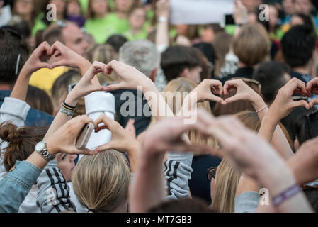 La foule s'symboles avec leurs mains au cours de l'ensemble concert choeur de Manchester se souvenir des victimes de l'arène à la bombe à Manchester, Angleterre, le 22 mai 2018. Le prince William et le Premier ministre britannique Theresa peuvent se joindre à d'autres politiciens, ainsi que les membres de la famille de ceux qui ont été tués, et les premiers intervenants sur les lieux de l'attaque terroriste, alors que des milliers de personnes se sont réunies à Manchester mardi sur le premier anniversaire d'une attaque terroriste dans la ville qui a laissé 22 morts. Banque D'Images