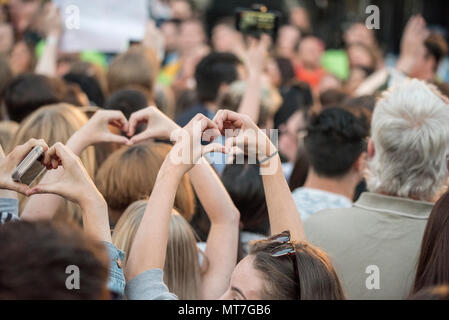 La foule s'symboles avec leurs mains au cours de l'ensemble concert choeur de Manchester se souvenir des victimes de l'arène à la bombe à Manchester, Angleterre, le 22 mai 2018. Le prince William et le Premier ministre britannique Theresa peuvent se joindre à d'autres politiciens, ainsi que les membres de la famille de ceux qui ont été tués, et les premiers intervenants sur les lieux de l'attaque terroriste, alors que des milliers de personnes se sont réunies à Manchester mardi sur le premier anniversaire d'une attaque terroriste dans la ville qui a laissé 22 morts. Banque D'Images