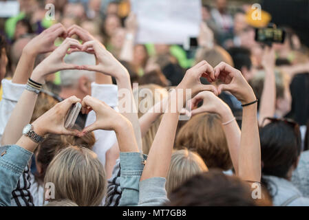 La foule s'symboles avec leurs mains au cours de l'ensemble concert choeur de Manchester se souvenir des victimes de l'arène à la bombe à Manchester, Angleterre, le 22 mai 2018. Le prince William et le Premier ministre britannique Theresa peuvent se joindre à d'autres politiciens, ainsi que les membres de la famille de ceux qui ont été tués, et les premiers intervenants sur les lieux de l'attaque terroriste, alors que des milliers de personnes se sont réunies à Manchester mardi sur le premier anniversaire d'une attaque terroriste dans la ville qui a laissé 22 morts. Banque D'Images