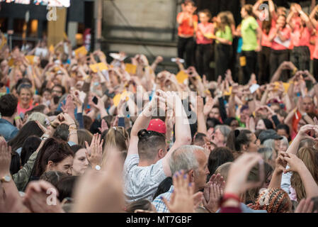 La foule s'symboles avec leurs mains au cours de l'ensemble concert choeur de Manchester se souvenir des victimes de l'arène à la bombe à Manchester, Angleterre, le 22 mai 2018. Le prince William et le Premier ministre britannique Theresa peuvent se joindre à d'autres politiciens, ainsi que les membres de la famille de ceux qui ont été tués, et les premiers intervenants sur les lieux de l'attaque terroriste, alors que des milliers de personnes se sont réunies à Manchester mardi sur le premier anniversaire d'une attaque terroriste dans la ville qui a laissé 22 morts. Banque D'Images