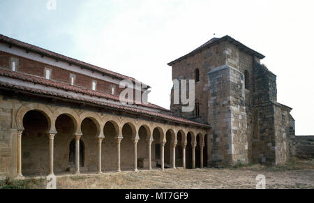 Monastère de San Miguel de Escalada. Portico. Style mozarabe, construit sur une église wisigothe. Il a été fondé à la fin du ixe siècle, sous le règne d'Alphonse III, par un groupe de moines chrétiens de la ville de Cordoue, dirigé par l'Abbé Alphonse. Chemin de St-Jacques. Province de Leon, Castille et Leon, Espagne. Banque D'Images