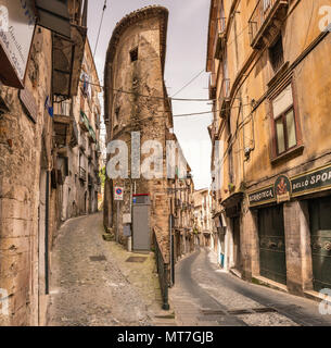 Les rues étroites dans le centre historique de Reggio de Calabre, Italie Banque D'Images