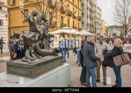 San Giorgio e il dragone, sculpture de Salvador Dali, passants, passeggiata temps, Bilotti Musée De plein air, le Corso Mazzini à Cosenza, Calabre, Italie Banque D'Images