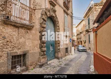 Via Pietro Vianeo, ruelle dans le centre historique de Tropea, Calabre, Italie Banque D'Images