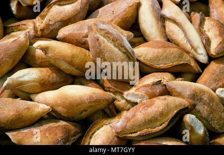 Un gros plan montre fresh-out-of-the-four bolillos, le populaire pains mexicains qui ont une croûte croquante et des intérieurs. Beaucoup plus court en longueur mais de forme oblongue comme une baguette, ces délicieux petits pains traditionnels et du Mexique sont également connus comme 'pan frances' (Pain français). Banque D'Images