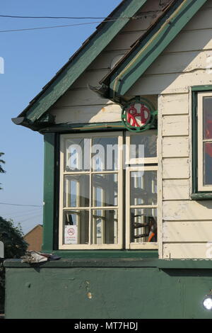 Close-up du signal fort et windows logo RHD à New Romney, Romney, Hythe & Dymchurch Steam Railway, Kent Banque D'Images