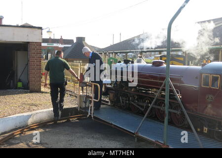 La locomotive à vapeur sur la platine Hercules à New Romney station ; Romney, Hythe & Dymchurch steam railway, Kent Banque D'Images