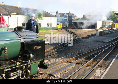 Bénévole à l'Romney, Hythe & Dymchurch Railway se trouve à côté de la locomotive Typhoon à New Romney, Kent Banque D'Images