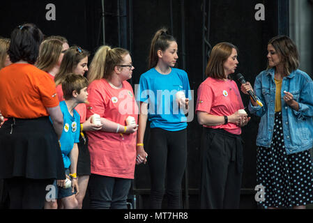 Les membres du choeur survivants Manchester hold 'à la mémoire d' bougies et les élever en face de l'Hôtel de ville de Manchester Manchester au cours de l'ensemble concert chorale se souvenir des victimes de l'arène à la bombe à Manchester, Angleterre, le 22 mai 2018. Le prince William et le Premier ministre britannique Theresa peuvent se joindre à d'autres politiciens, ainsi que les membres de la famille de ceux qui ont été tués, et les premiers intervenants sur les lieux de l'attaque terroriste, alors que des milliers de personnes se sont réunies à Manchester mardi sur le premier anniversaire d'une attaque terroriste dans la ville qui a laissé 22 morts. Banque D'Images