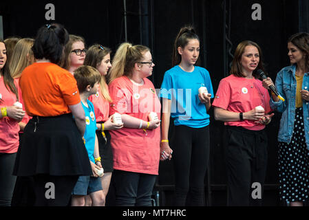 Les membres du choeur survivants Manchester hold 'à la mémoire d' bougies et les élever en face de l'Hôtel de ville de Manchester Manchester au cours de l'ensemble concert chorale se souvenir des victimes de l'arène à la bombe à Manchester, Angleterre, le 22 mai 2018. Le prince William et le Premier ministre britannique Theresa peuvent se joindre à d'autres politiciens, ainsi que les membres de la famille de ceux qui ont été tués, et les premiers intervenants sur les lieux de l'attaque terroriste, alors que des milliers de personnes se sont réunies à Manchester mardi sur le premier anniversaire d'une attaque terroriste dans la ville qui a laissé 22 morts. Banque D'Images