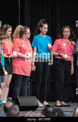 Les membres du choeur survivants Manchester hold 'à la mémoire d' bougies et les élever en face de l'Hôtel de ville de Manchester Manchester au cours de l'ensemble concert chorale se souvenir des victimes de l'arène à la bombe à Manchester, Angleterre, le 22 mai 2018. Le prince William et le Premier ministre britannique Theresa peuvent se joindre à d'autres politiciens, ainsi que les membres de la famille de ceux qui ont été tués, et les premiers intervenants sur les lieux de l'attaque terroriste, alors que des milliers de personnes se sont réunies à Manchester mardi sur le premier anniversaire d'une attaque terroriste dans la ville qui a laissé 22 morts. Banque D'Images