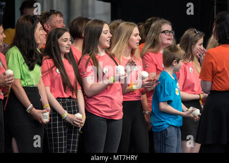 Les membres du choeur survivants Manchester hold 'à la mémoire d' bougies et les élever en face de l'Hôtel de ville de Manchester Manchester au cours de l'ensemble concert chorale se souvenir des victimes de l'arène à la bombe à Manchester, Angleterre, le 22 mai 2018. Le prince William et le Premier ministre britannique Theresa peuvent se joindre à d'autres politiciens, ainsi que les membres de la famille de ceux qui ont été tués, et les premiers intervenants sur les lieux de l'attaque terroriste, alors que des milliers de personnes se sont réunies à Manchester mardi sur le premier anniversaire d'une attaque terroriste dans la ville qui a laissé 22 morts. Banque D'Images