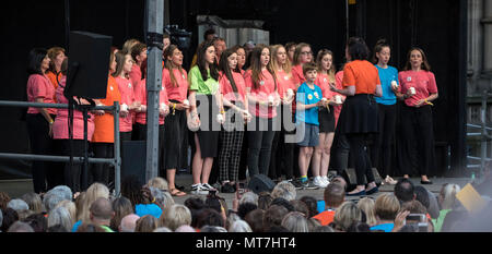 Les membres du choeur survivants Manchester hold 'à la mémoire d' bougies et les élever en face de l'Hôtel de ville de Manchester Manchester au cours de l'ensemble concert chorale se souvenir des victimes de l'arène à la bombe à Manchester, Angleterre, le 22 mai 2018. Le prince William et le Premier ministre britannique Theresa peuvent se joindre à d'autres politiciens, ainsi que les membres de la famille de ceux qui ont été tués, et les premiers intervenants sur les lieux de l'attaque terroriste, alors que des milliers de personnes se sont réunies à Manchester mardi sur le premier anniversaire d'une attaque terroriste dans la ville qui a laissé 22 morts. Banque D'Images