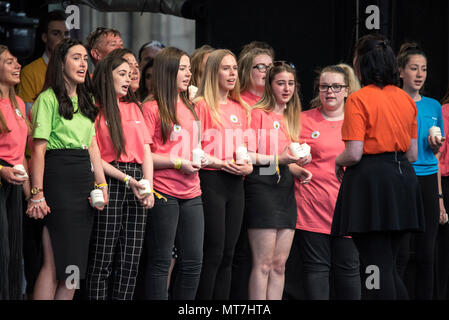 Les membres du choeur survivants Manchester hold 'à la mémoire d' bougies et les élever en face de l'Hôtel de ville de Manchester Manchester au cours de l'ensemble concert chorale se souvenir des victimes de l'arène à la bombe à Manchester, Angleterre, le 22 mai 2018. Le prince William et le Premier ministre britannique Theresa peuvent se joindre à d'autres politiciens, ainsi que les membres de la famille de ceux qui ont été tués, et les premiers intervenants sur les lieux de l'attaque terroriste, alors que des milliers de personnes se sont réunies à Manchester mardi sur le premier anniversaire d'une attaque terroriste dans la ville qui a laissé 22 morts. Banque D'Images