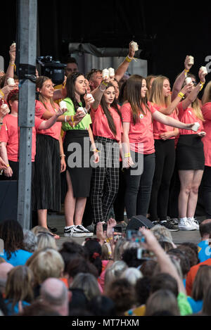 Les membres du choeur survivants Manchester hold 'à la mémoire d' bougies et les élever en face de l'Hôtel de ville de Manchester Manchester au cours de l'ensemble concert chorale se souvenir des victimes de l'arène à la bombe à Manchester, Angleterre, le 22 mai 2018. Le prince William et le Premier ministre britannique Theresa peuvent se joindre à d'autres politiciens, ainsi que les membres de la famille de ceux qui ont été tués, et les premiers intervenants sur les lieux de l'attaque terroriste, alors que des milliers de personnes se sont réunies à Manchester mardi sur le premier anniversaire d'une attaque terroriste dans la ville qui a laissé 22 morts. Banque D'Images