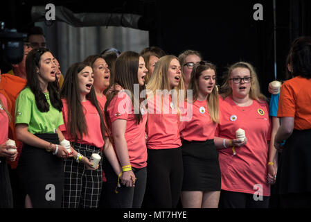 Les membres du choeur survivants Manchester hold 'à la mémoire d' bougies et les élever en face de l'Hôtel de ville de Manchester Manchester au cours de l'ensemble concert chorale se souvenir des victimes de l'arène à la bombe à Manchester, Angleterre, le 22 mai 2018. Le prince William et le Premier ministre britannique Theresa peuvent se joindre à d'autres politiciens, ainsi que les membres de la famille de ceux qui ont été tués, et les premiers intervenants sur les lieux de l'attaque terroriste, alors que des milliers de personnes se sont réunies à Manchester mardi sur le premier anniversaire d'une attaque terroriste dans la ville qui a laissé 22 morts. Banque D'Images